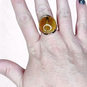 5577. Brown Vintage Goldtone Ring Size 8